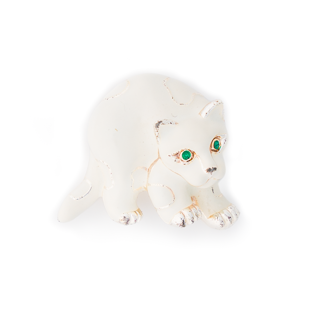 Vintage White Enamel Cat Brooch – Minimal Gold-Tone Pin with Green Eyes